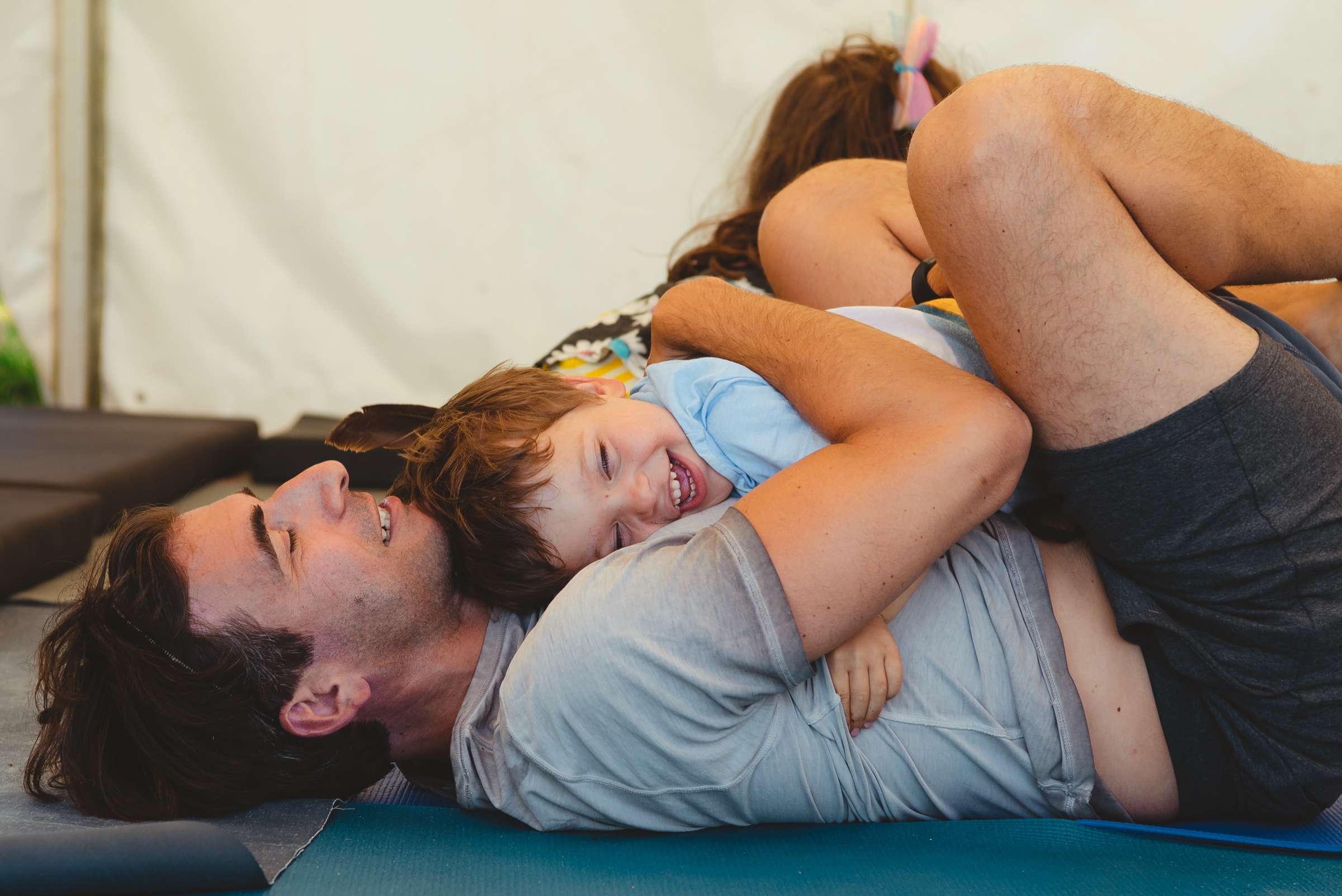 Un padre e un bambino condividono un momento di gioco e connessione